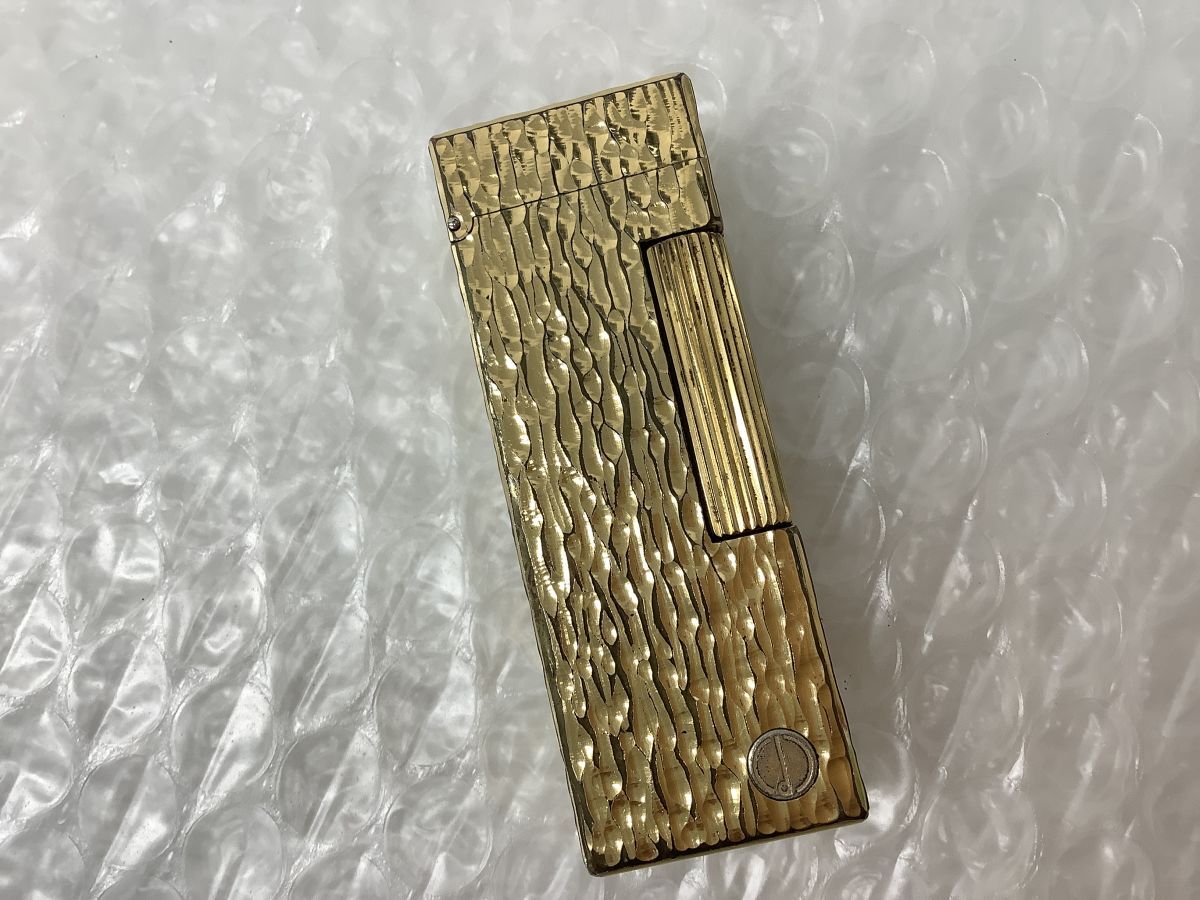 D636-60-M【喫煙グッズ】dunhill/ダンヒル ガスライター ゴールドカラー 彫り柄 Swiss スイス GOLD COLOR拍卖