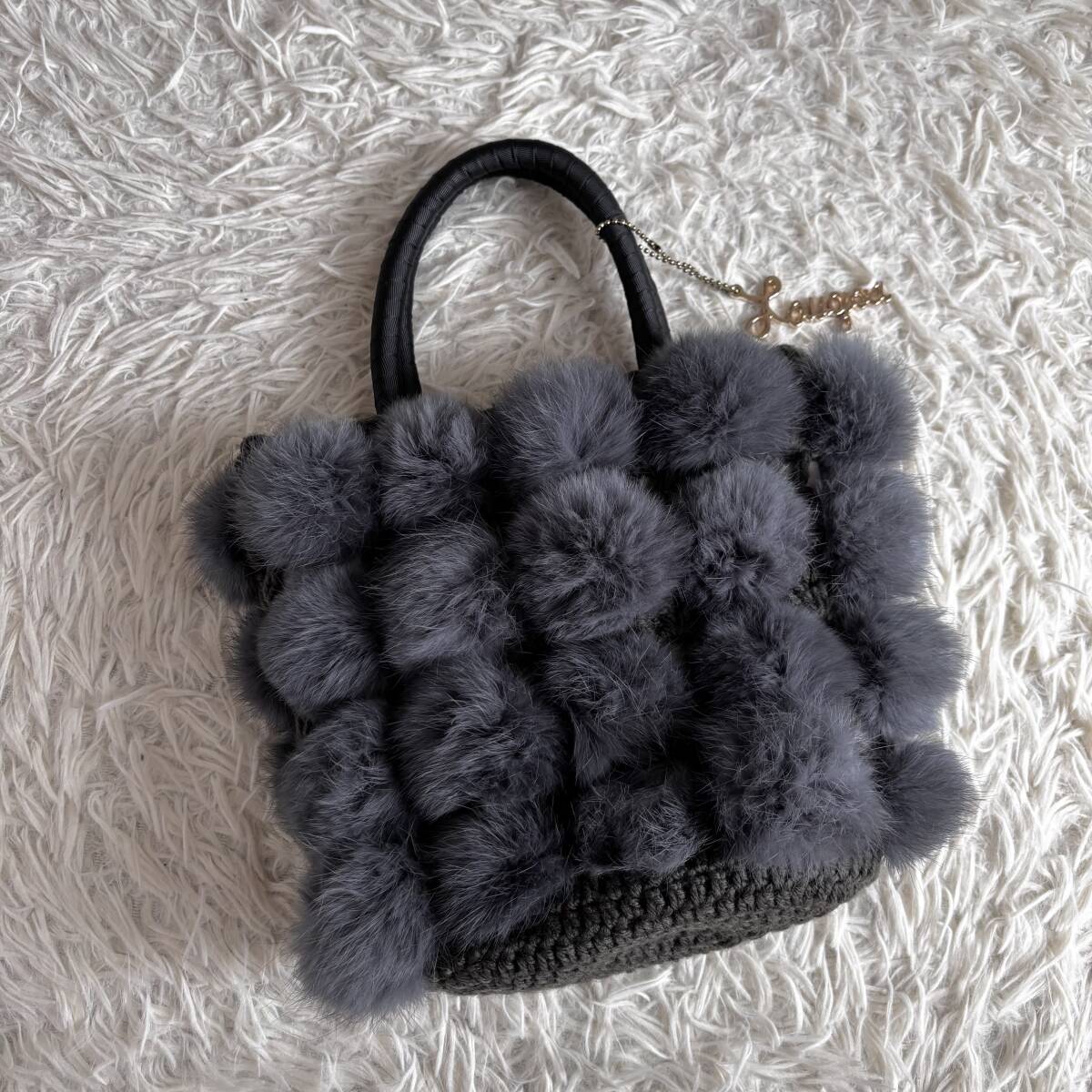 ⑤ 未使用 ラウゴア laugoa ポンポン ファー 編み ニット コンビ バッグ チャーム付き拍卖