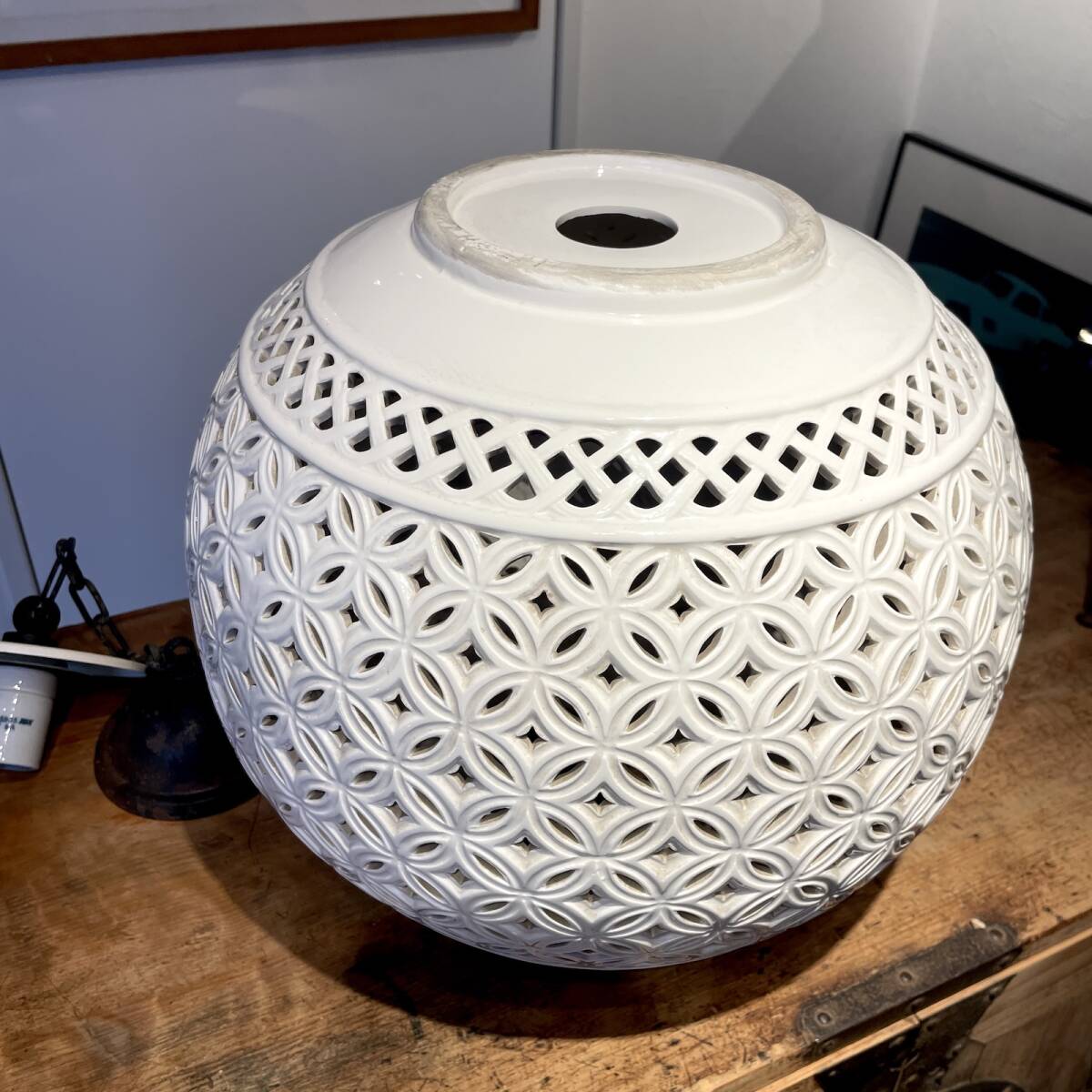 白磁 天井吊り照明 七宝紋 七宝つなぎ模様 大きめφ35cm ヴィンテージ レトロ ペンダントライト ■骨董 古美術■a852拍卖