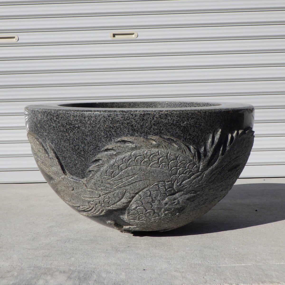 手水鉢? メダカ鉢 石臼 庭石 日本庭園 御影石? 彫刻 龍 竜 ドラゴン 詳細不明 同梱不可拍卖