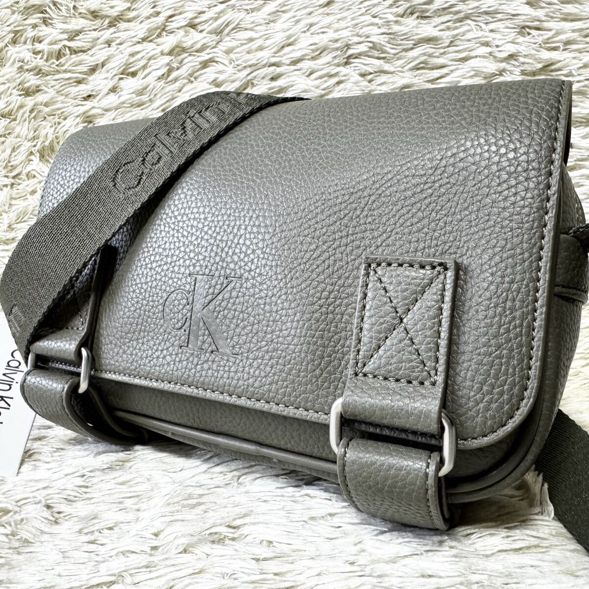 未使用品●Calvin Klein カルバンクライン ショルダーバッグ 斜め掛け ロゴ 型押し メッセンジャー クロスボディ フェイクレザー カーキ拍卖