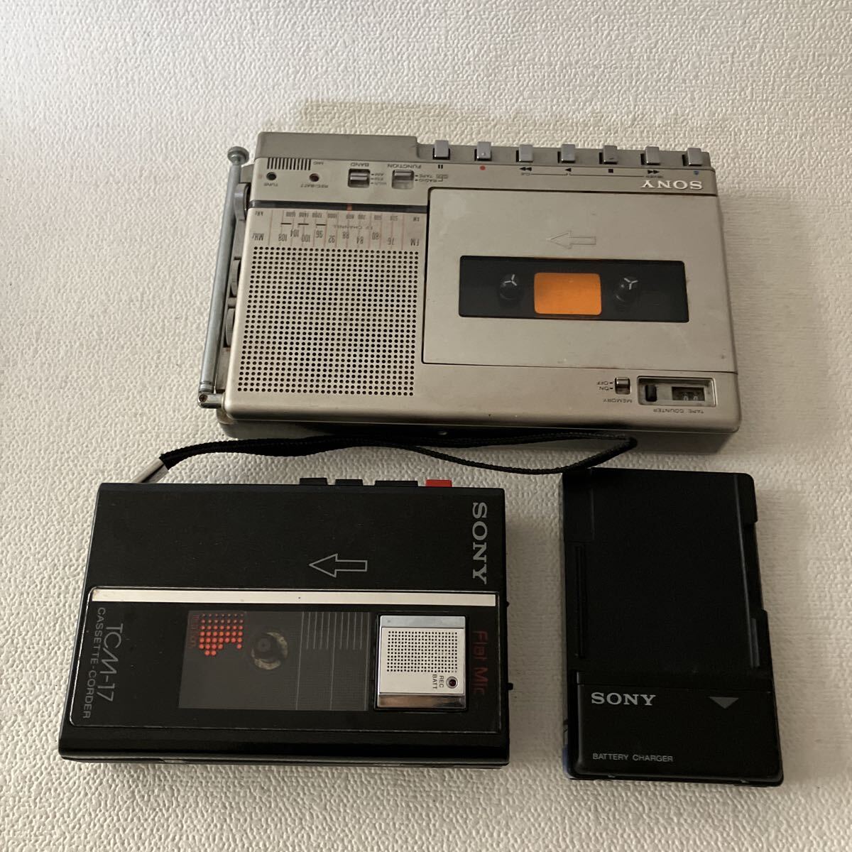 c153 60 昭和レトロ 当時物 SONY ソニー カセットレコーダー ポータブル プレーヤー 2点 動作未確認 バッテリーチャージャー相互性不明拍卖