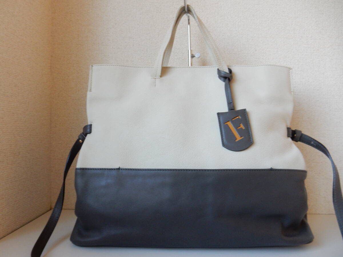 イタリア製☆本革☆FURLA(フルラ)☆A4対応☆☆2WAYトートバッグ(ショルダーベルト、保存袋付き)アイボリー×グレー拍卖