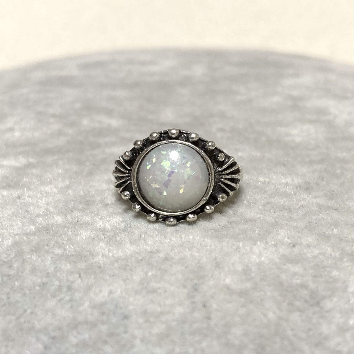 アンティーク調クラシックデザインシルバーカラーホワイトラウンドチャームオーロラカラーラメ入りリング白指輪拍卖