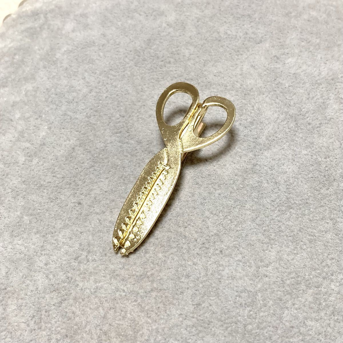 ゴールドカラーハサミシザー鋏チャームヘアクリップ ヘアアクセサリー ヘアピン拍卖