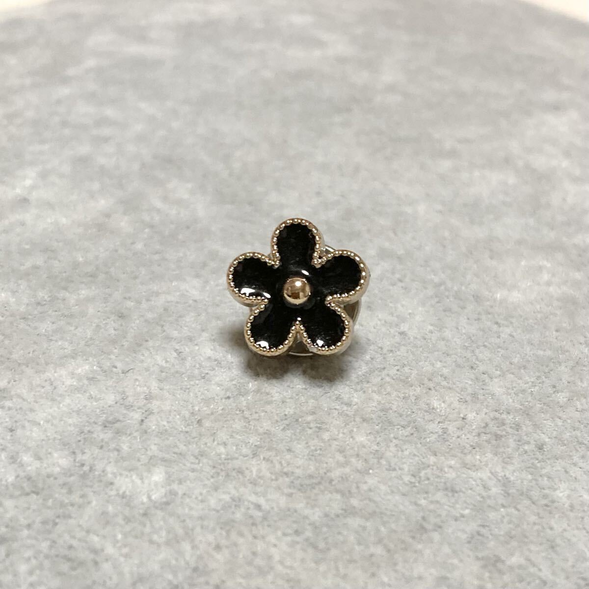 ブラックゴールドカラーフラワー黒花ミニボタンピンブローチピンズピンバッジ小さい拍卖