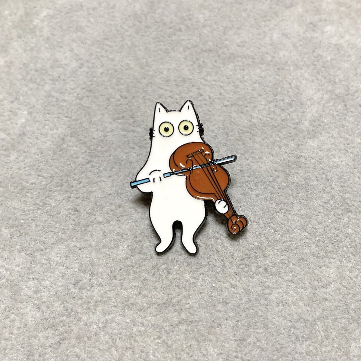 白猫バイオリンピンバッジ弦楽器ホワイトキャットピンズ音楽ミュージックピンブローチ拍卖
