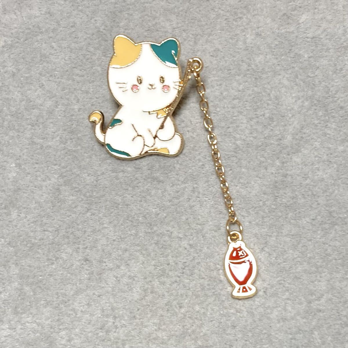 ミケネコ魚釣りピンバッジ三毛猫フィッシングピンズ竿ねこ赤魚ピンブローチ拍卖