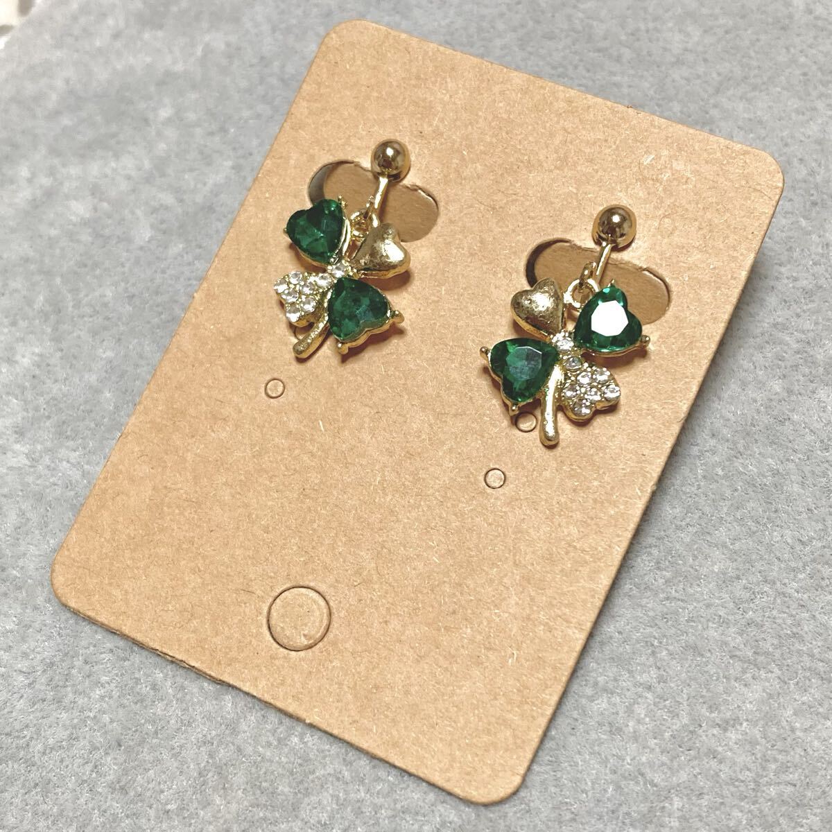 ゴールドカラーグリーンビジュー四つ葉のクローバーチャームネジバネ式イヤリング拍卖
