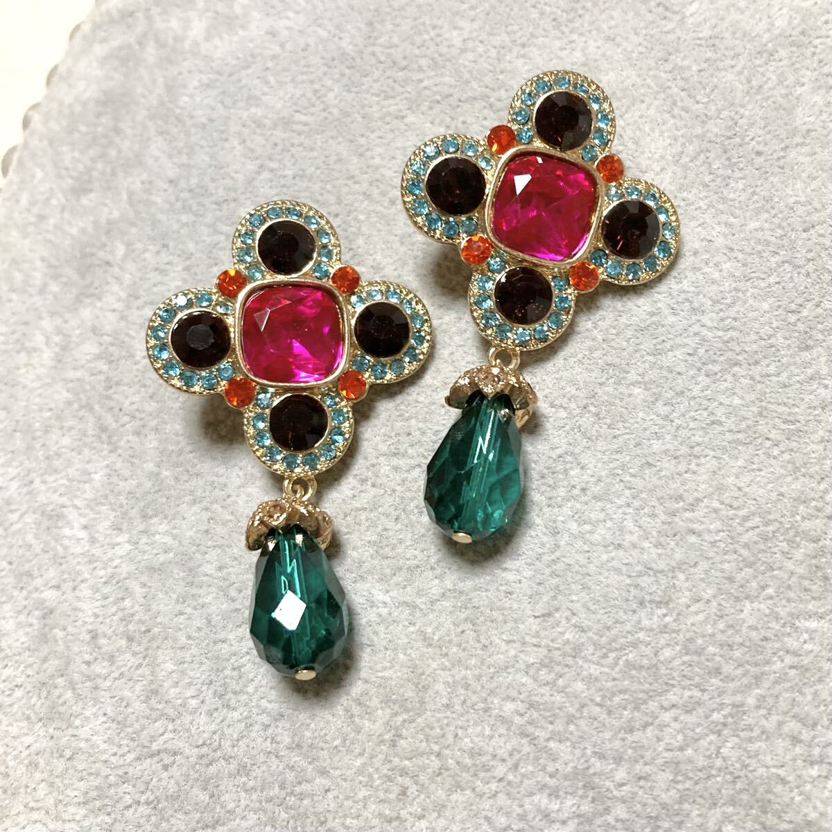 ゴールドカラーゴージャスカラフルビジュービッグスタッドピアス大ぶりピンクレッドブルーグリーン拍卖