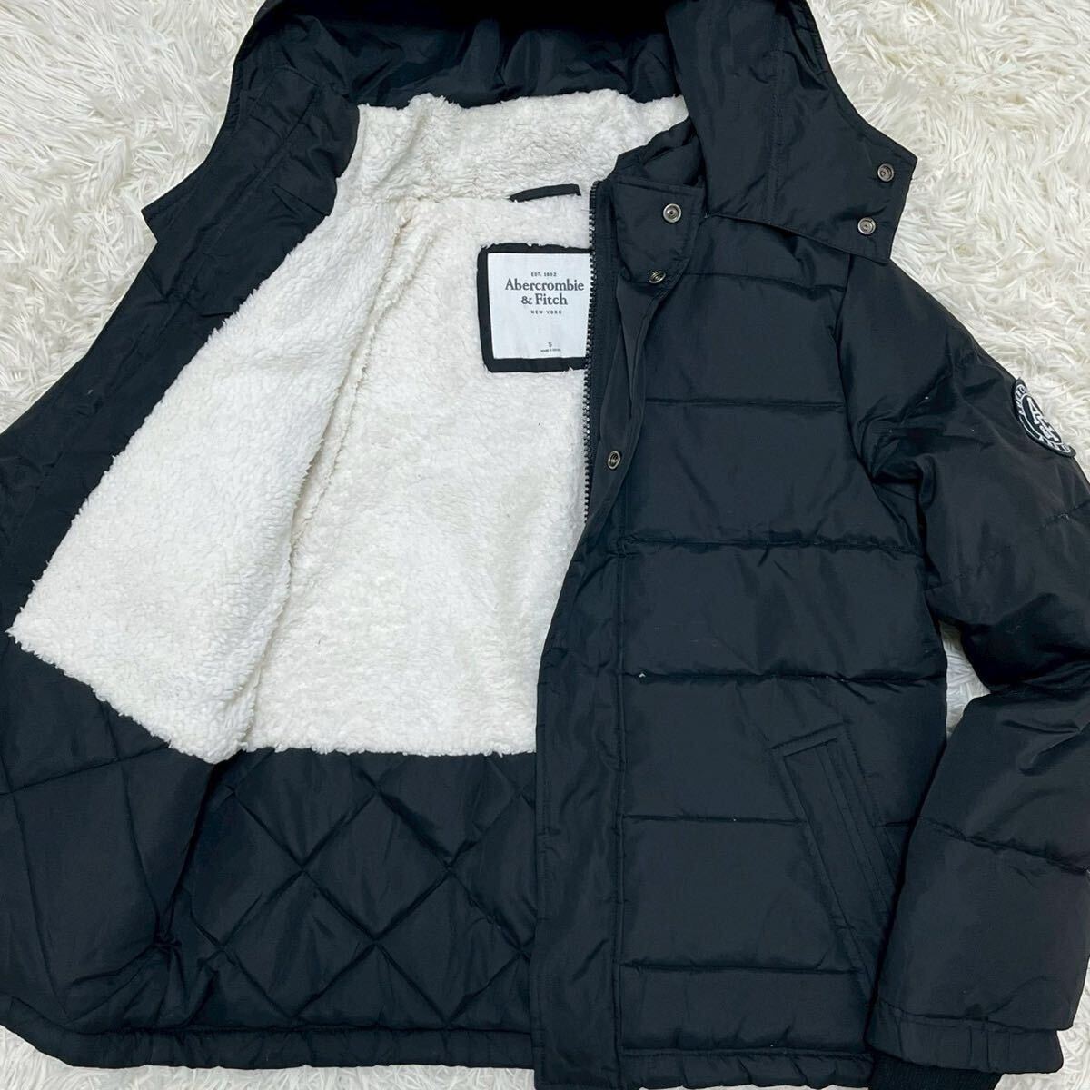 美品 L相当 アバクロンビー&フィッチ Abercrombie & Fitch アバクロ ダウンジャケット極暖 ブラック 黒 メンズ ボア キルティング ワッペン拍卖