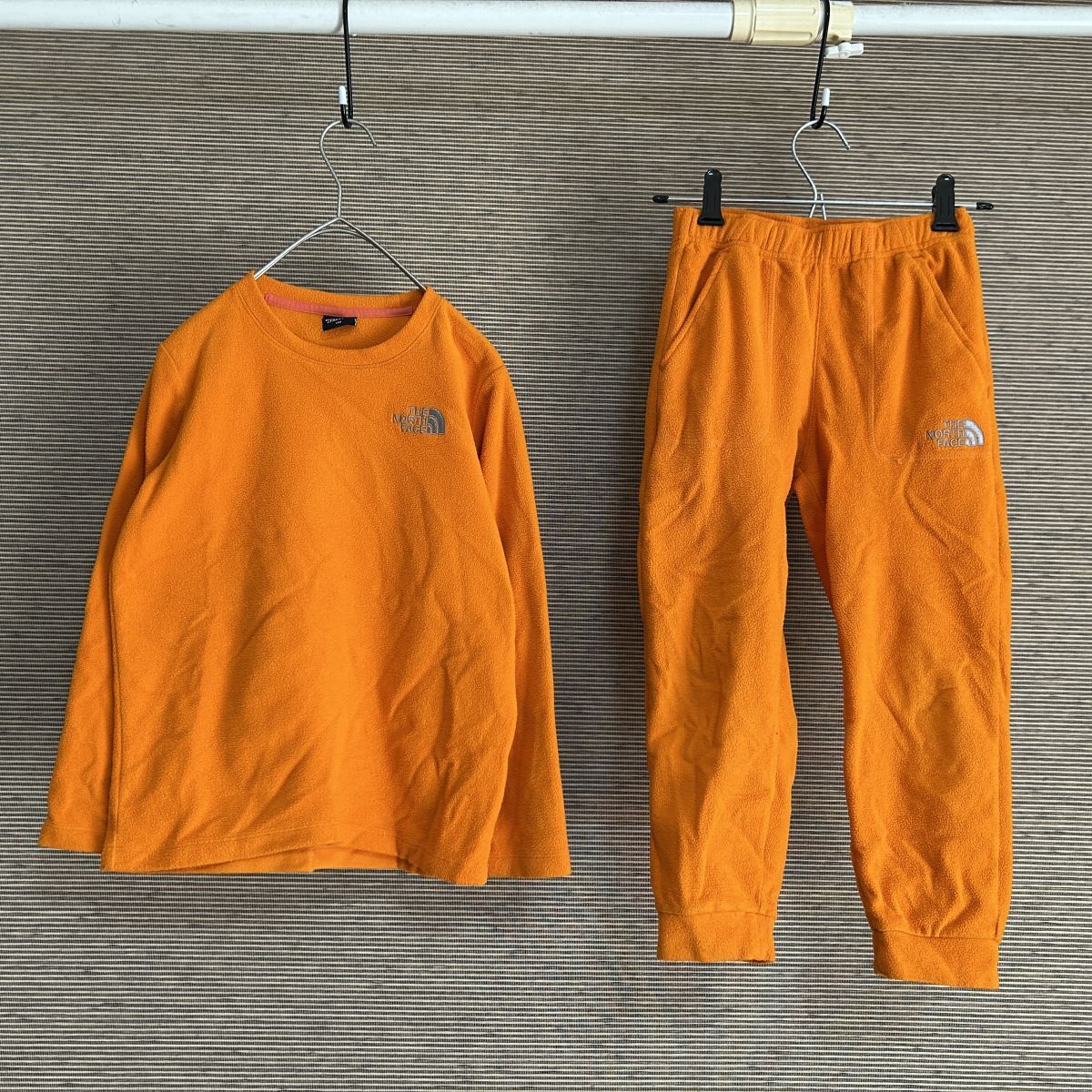 ノースフェイス セットアップ フリース 刺繍 子供130キッズ オレンジE1 古着 入手困難 激レア 人気 ワンポイントロゴ上下セット拍卖