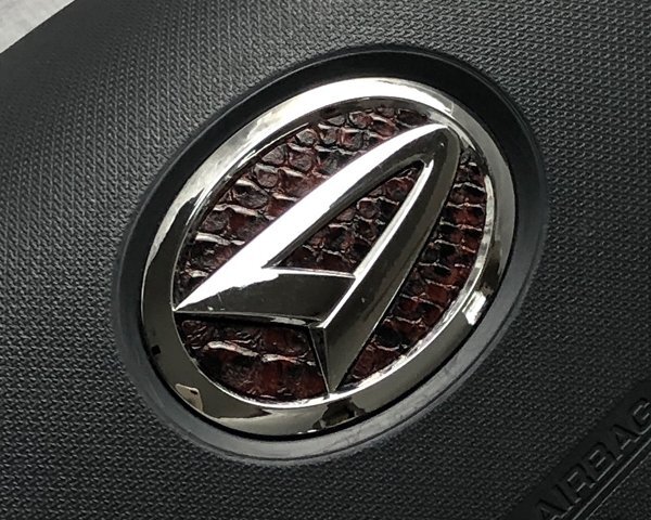 ダイハツ ステアリング エンブレムシート 蛇革調 赤黒 蛇柄 簡単取付け ハンドル ZEROWIN DAIHATSU ドレスアップ 日本製 送料無料拍卖
