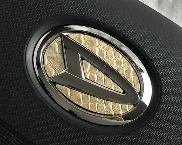 ダイハツ ステアリング エンブレムシート 蛇革調 ベージュ 蛇柄 簡単取付け ハンドル ZEROWIN DAIHATSU ドレスアップ 日本製 送料無料拍卖