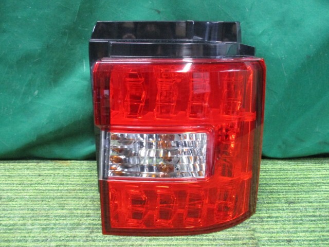 デリカD5 LDA-CV1W 右テールランプ D プレミアム 4WD 8人 8330A186【岐阜発】拍卖