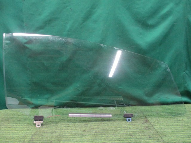 プリウス DAA-ZVW30 右Fドアガラス S 68101-47081【岐阜発】拍卖