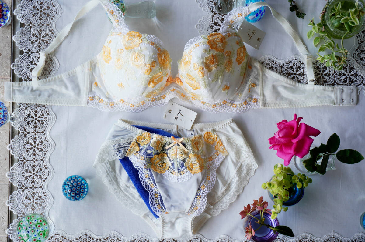 ワコール*L'ge*ブラジャーE75&スタンダードショーツMの上下セット*光沢アイボリーホワイトレースxパステルオレンジイエロー緑*ルジェ未使用拍卖