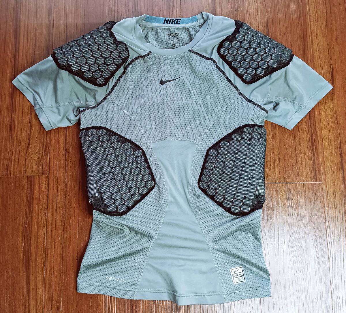 美品!NIKE PRO COMBAT ナイキ プロコンバット 高衝撃吸収プロテクター付き 高ストレッチ 半袖インナーウェア(灰L-O相当)拍卖