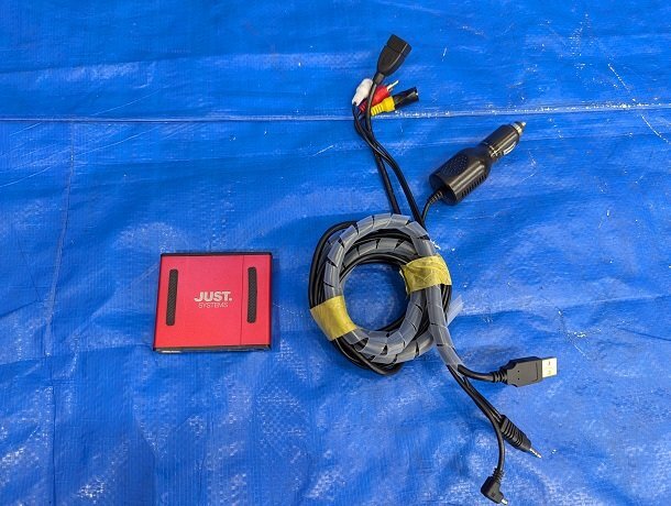 JUSTロゴ入り 車載用超小型メディアプレーヤー 未テストジャンク品 USBケーブル/AVケーブル/シガーアダプター付き 棚梱包⑦ カルテ501081拍卖