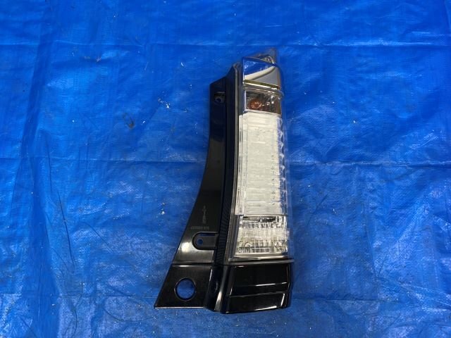 JF1 N-BOXカスタム 右テールランプ カラーNo;PB85P 品番;33501-TY0-J51 カルテ;401558 棚;23C2拍卖