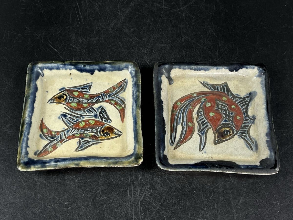 琉球 壺屋焼 小皿 2枚 赤絵色絵 魚紋 図替り やちむん 沖縄民藝【博圓】径10.3cm拍卖