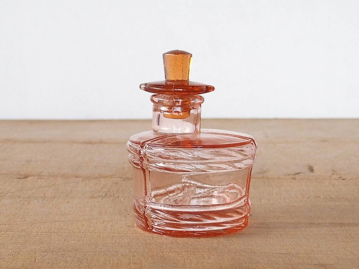 昭和 レトロ 古い 樽型 醤油瓶 ピンク 醤油さし エンボス 当時物 未使用 デットストック品 / プレスガラス・氷コップ・古い瓶拍卖
