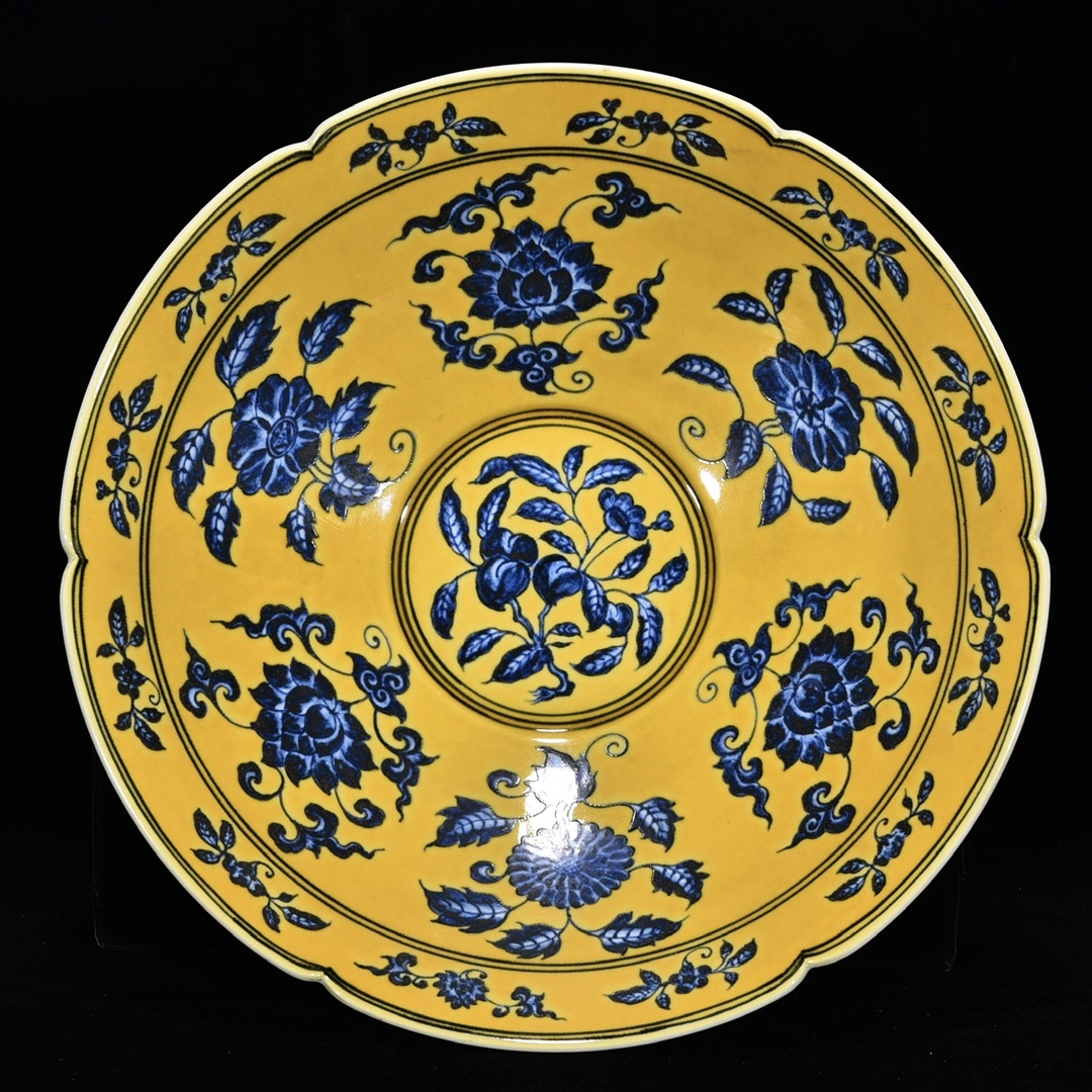 旧 明代 宣德年制 黄地青花花卉紋葵口斗笠碗 唐磁 古陶磁器 陶芸 中国古美術 古賞物 古置物 唐物 K711拍卖