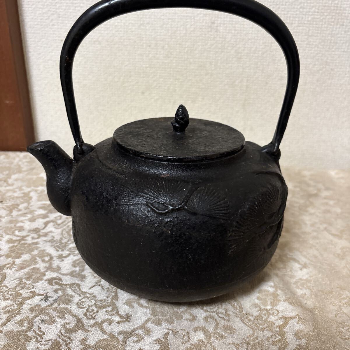 南部鉄器 鉄瓶 万代屋 松 2.0L 茶道具 急須 茶器 煎茶道具 金属工芸 伝統工芸 南部鉄瓶拍卖