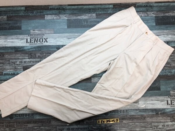 UNIQLO ユニクロ メンズ ツータック センタープレスパンツ グレー拍卖