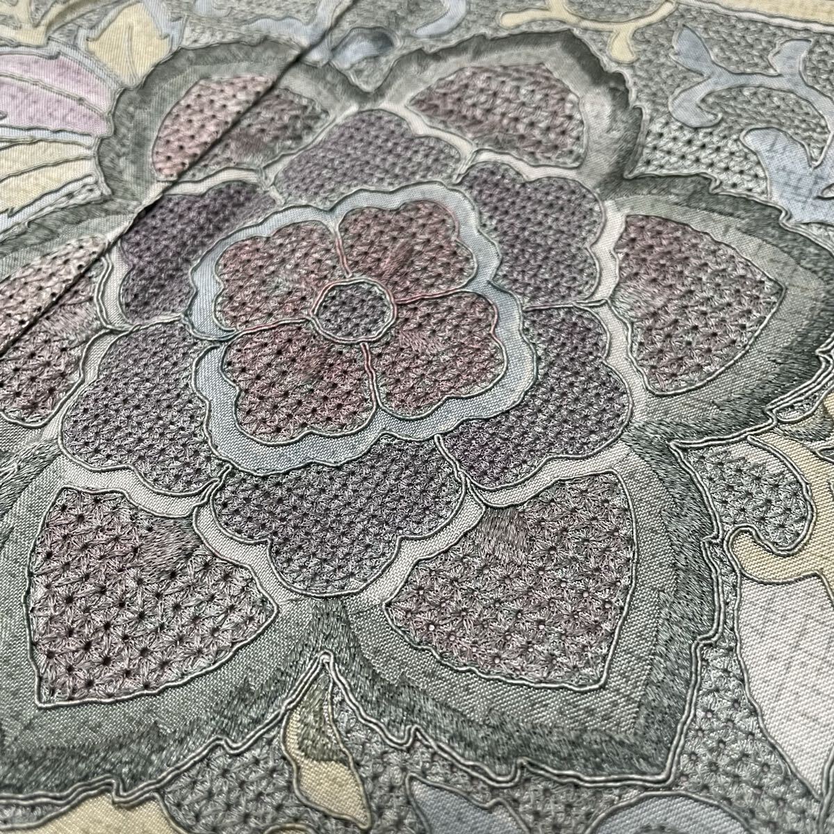 汕頭刺繍 染大島紬 付下げ 単衣仕立て 花文に花唐草 着物 正絹 W-7724拍卖