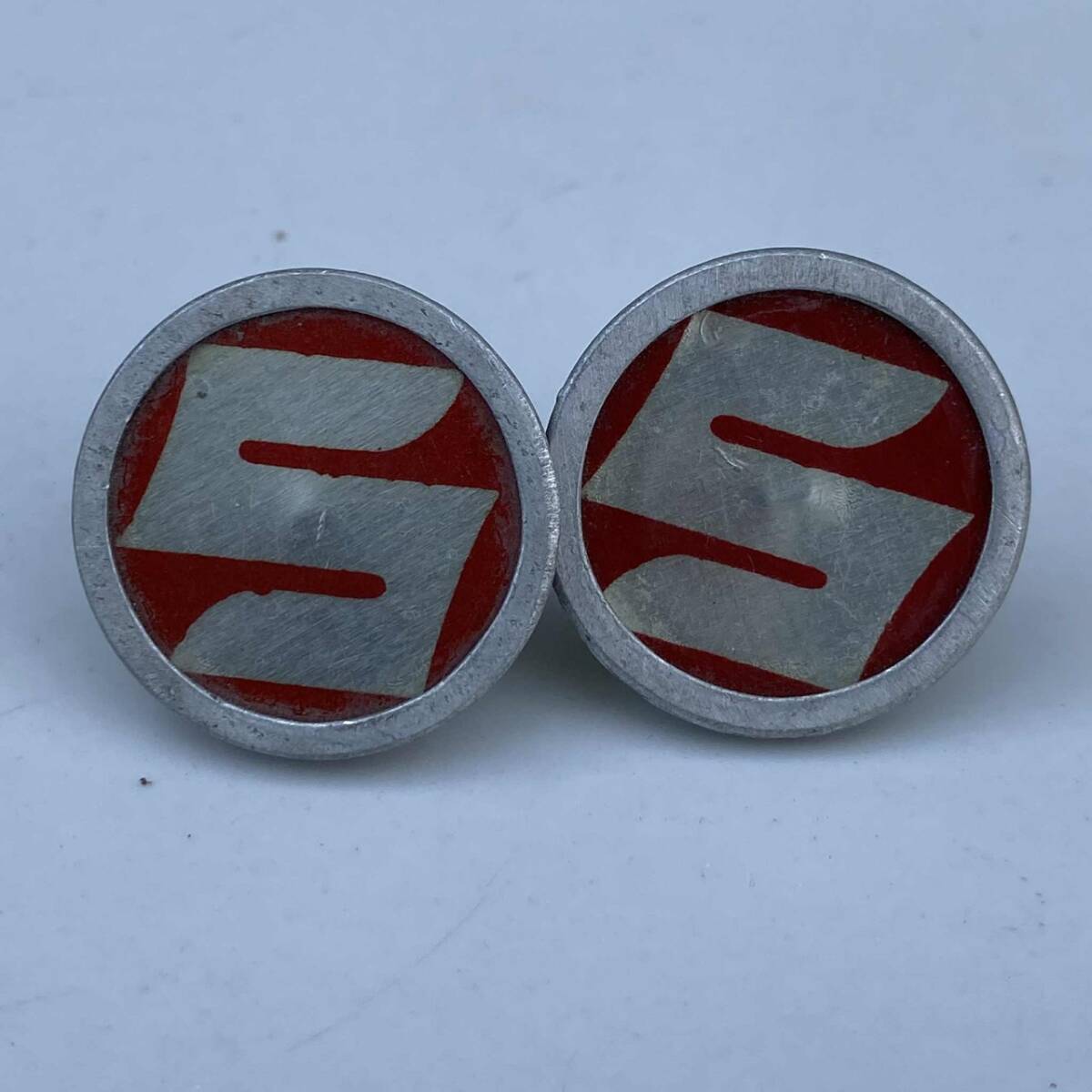 スズキ GT100 GT125 GT185 GT250 GT380 GT550 TS250 T250 T500 TC200 TC250 RV90 AC90 AC50 AS90 AS50 ナンバープレートボルト未使用(赤)拍卖