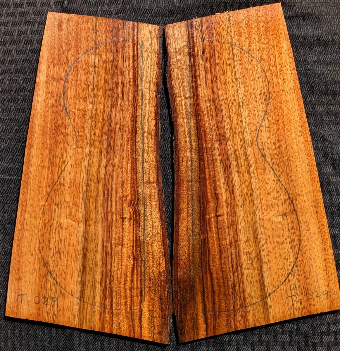TR-TOP-029◆希少2A+カーリー◆ テナー・ハワイアンコア材・超特価ウクレレ材・トップ材2枚・ブックマッチ・送無・Hawaiian Koa 拍卖