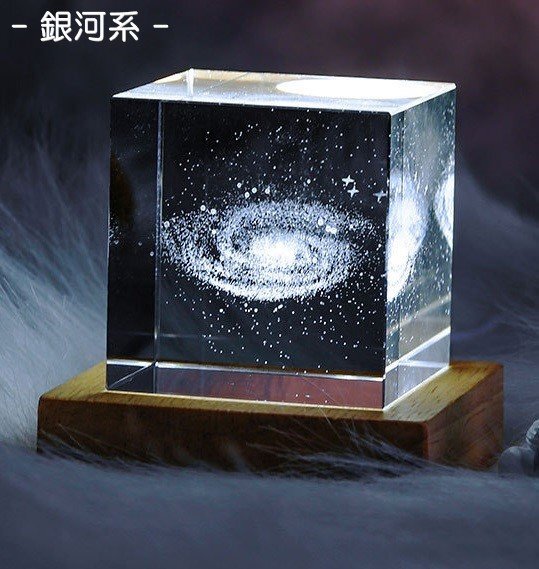 オシャレな置き物 クリスタルライト 5cm 銀河系 オブジェ 室内 雑貨 パターン 立方体 透明 上品 結婚記念 卒業祝い 子供拍卖
