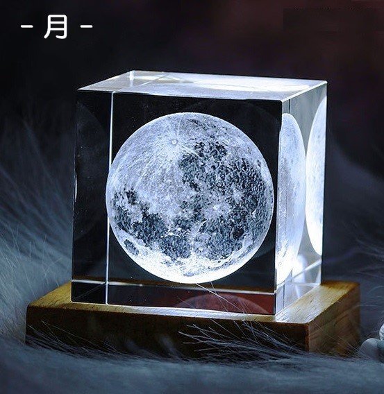 オシャレな置き物 クリスタルライト 5cm 月 オブジェ 室内 雑貨 パターン 立方体 透明 上品 結婚記念 卒業祝い 子供拍卖