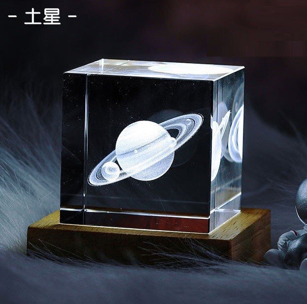 オシャレな置き物 クリスタルライト 4cm 土星 オブジェ 室内 雑貨 パターン 立方体 透明 上品 結婚記念 卒業祝い 子供拍卖