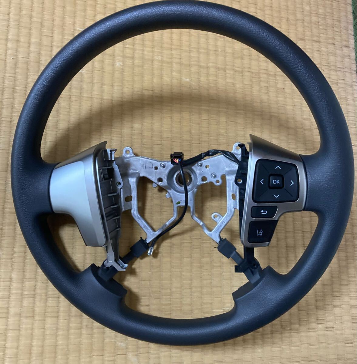 新車外しトヨタ純正ハイエースDX ステアリングスイッチ右のみ ステアリングホイール拍卖