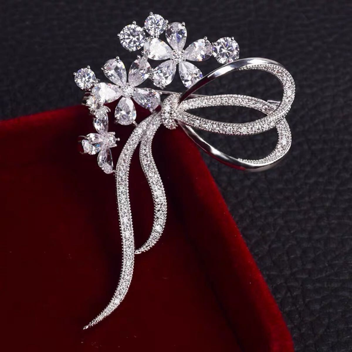 スワロフスキークリスタル桜ブローチ高級感のジルコンダイモンド花コサージュ結婚式卒業式入学式面接お誕生日記念日母の日クリスマス贈り物拍卖