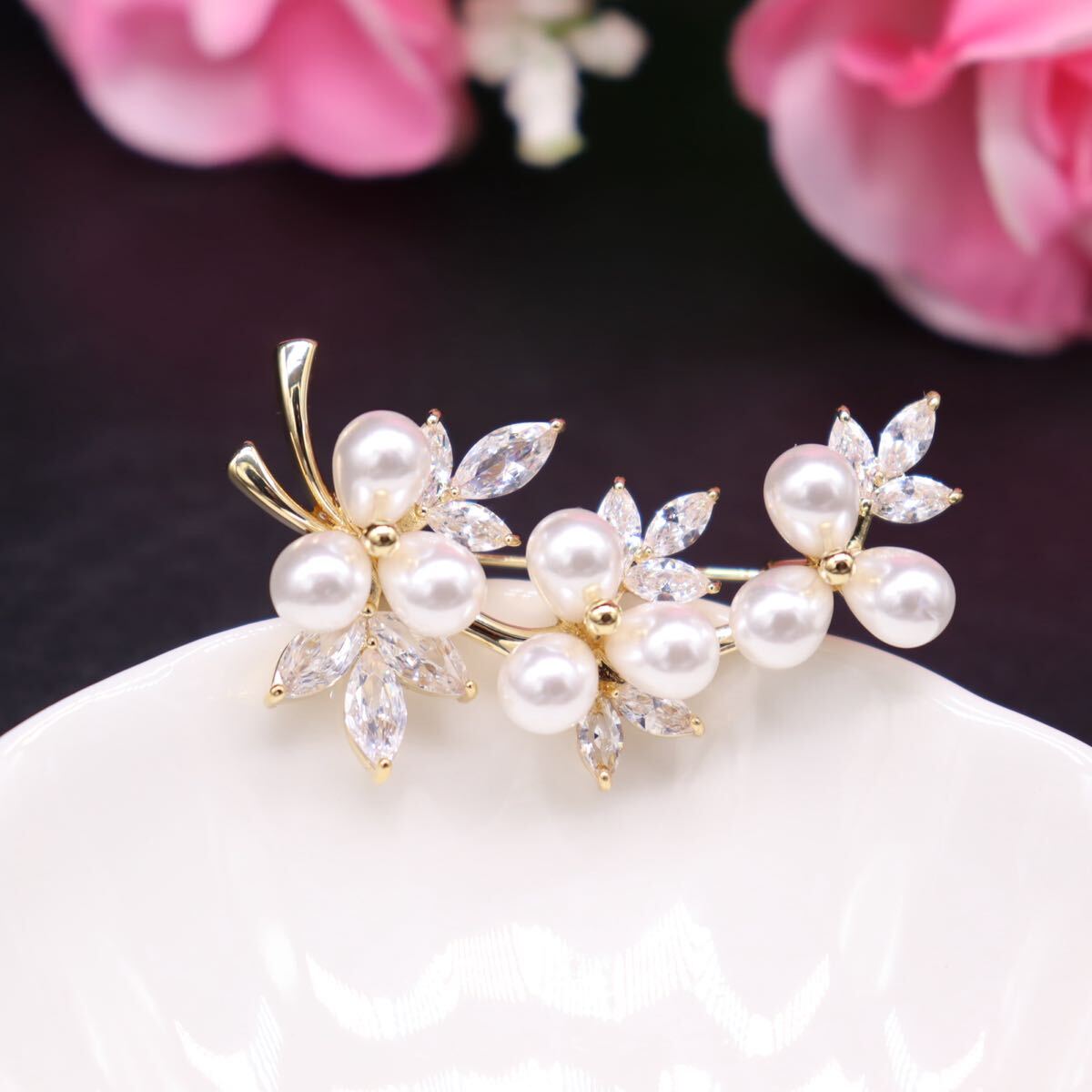 真珠花ブローチスワロフスキージルコン葉コサージュ胸飾り卒業式入学式結婚式用 ゴールド お誕生日記念日母の日クリスマス贈り物拍卖