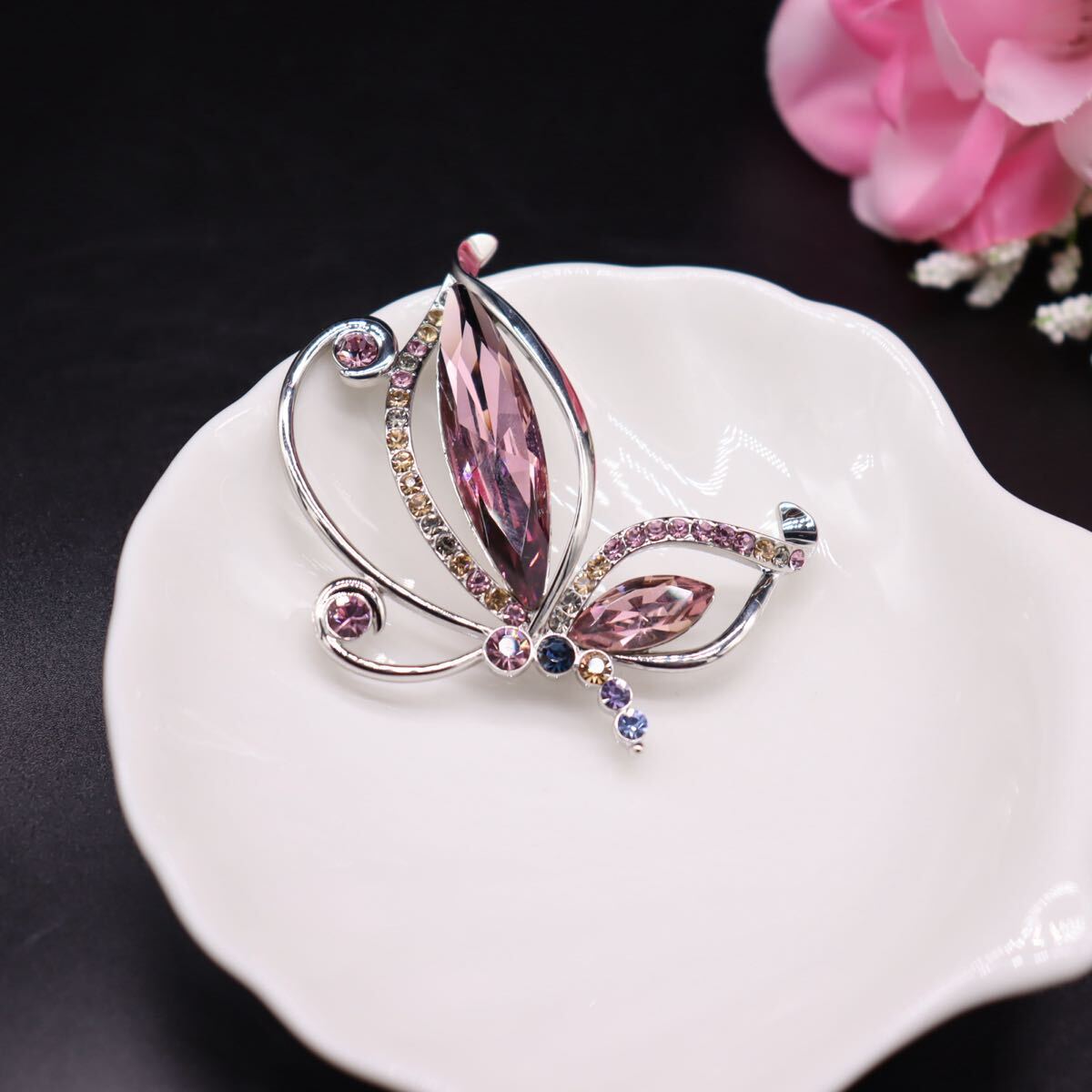 スワロフスキークリスタルブローチ蝶デザイン コサージュ入学式卒業式結婚式お誕生日 アクセサリー お誕生日記念日クリスマス贈り物拍卖