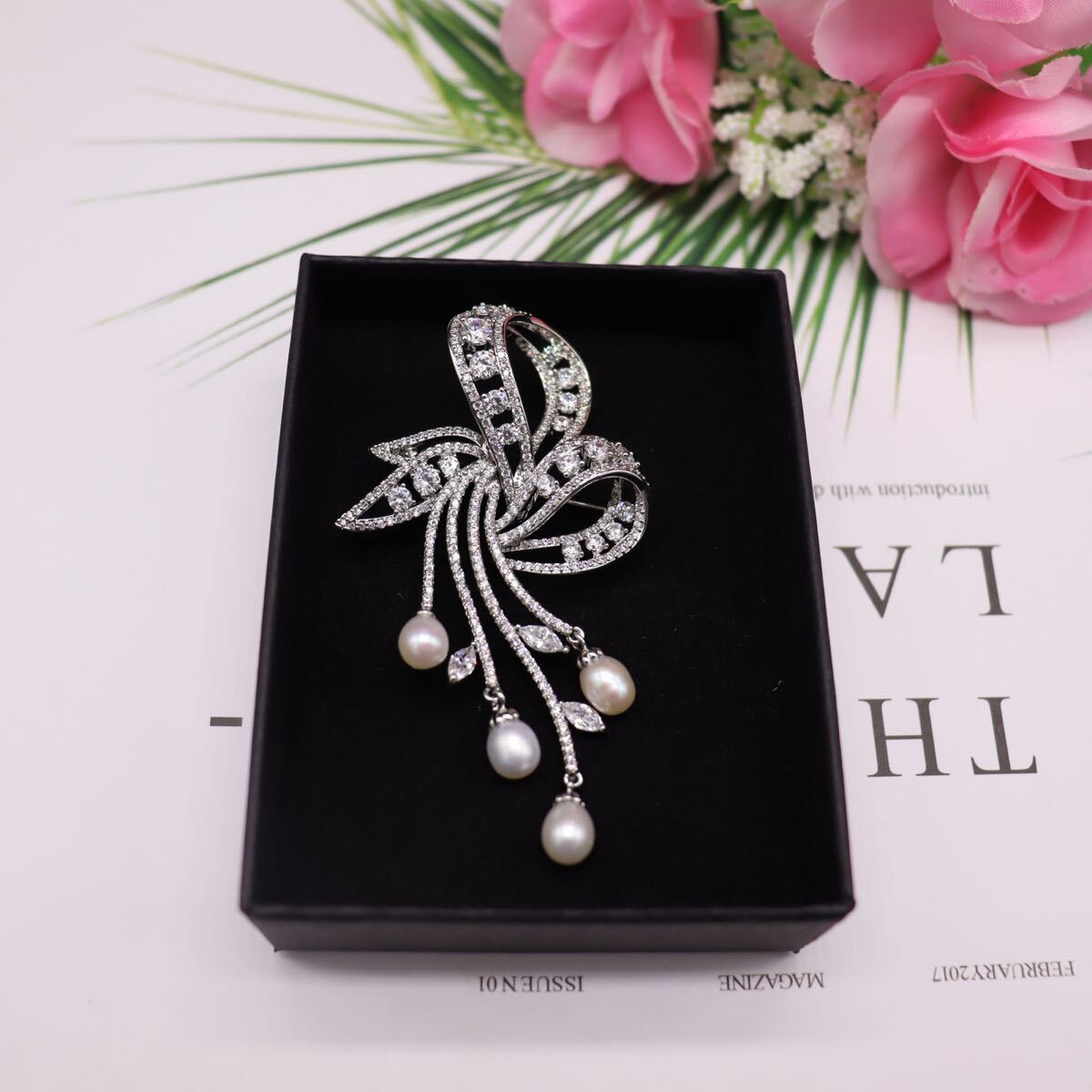 スワロフスキージルコンリボンブローチ淡水真珠コサージュ結婚式入学式卒業式記念日 お誕生日記念日母の日クリスマス贈り物拍卖