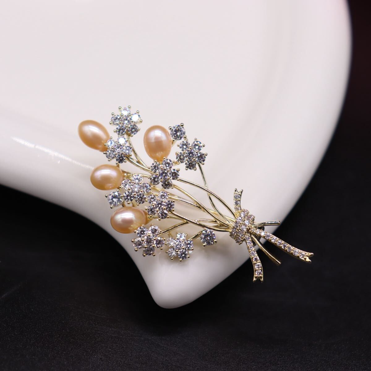 スワロフスキークリスタルの桜花束ブローチ淡水パール花コサージュ入学式卒業式結婚式お誕生日記念日クリスマス母の日贈り物拍卖