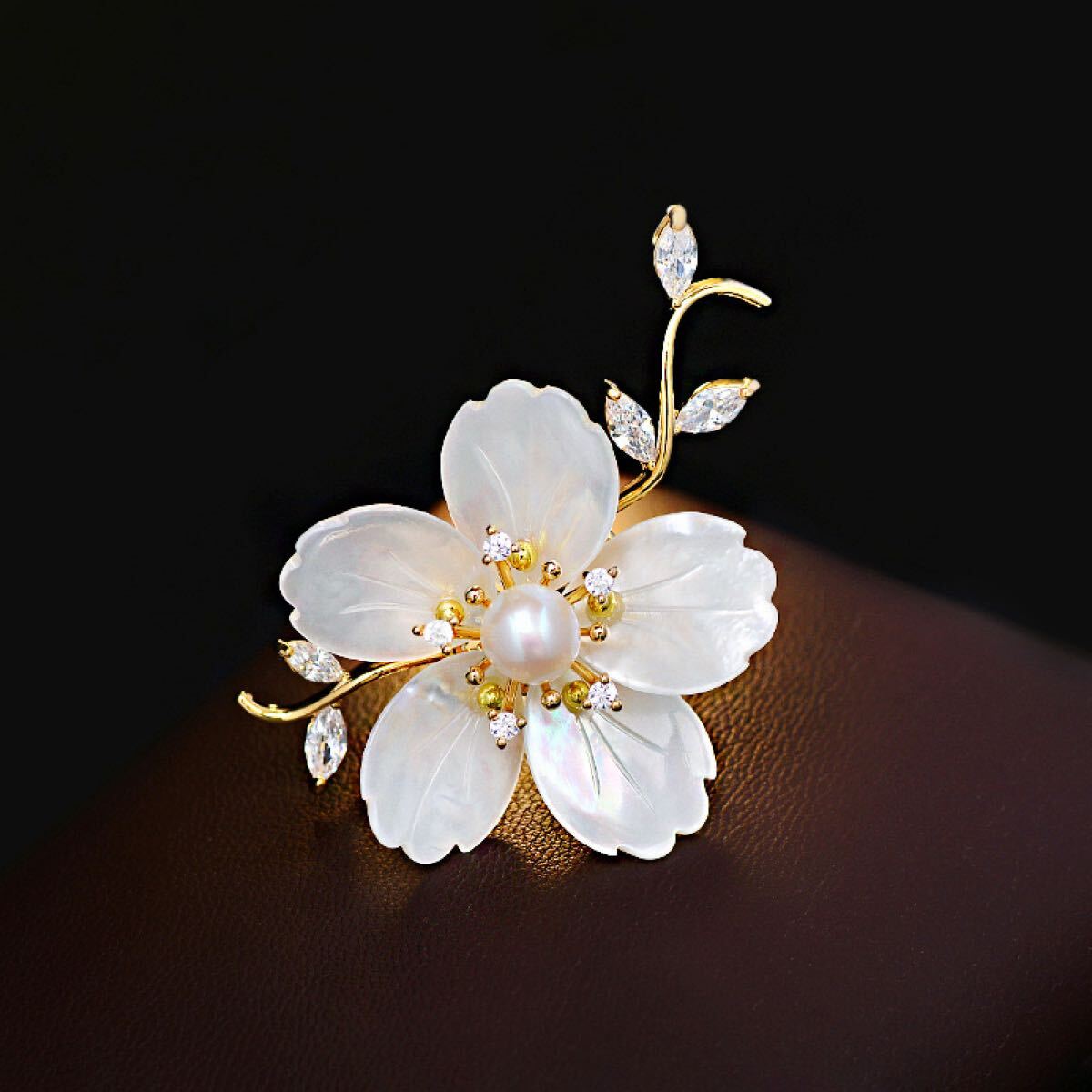 スワロフスキー淡水真珠貝殻桜ブローチジルコンパール花コサージュ入学式卒業式結婚式お誕生日記念日クリスマス母贈り物 フラワー 拍卖