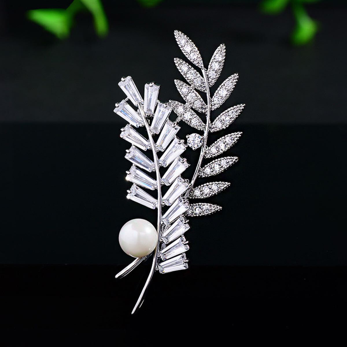 スワロフスキークリスタルエレガントな葉っぱ型ブローチ真珠ジルコニアコサージュ入学式卒業式結婚式お誕生日記念日クリスマス母の日贈り物拍卖