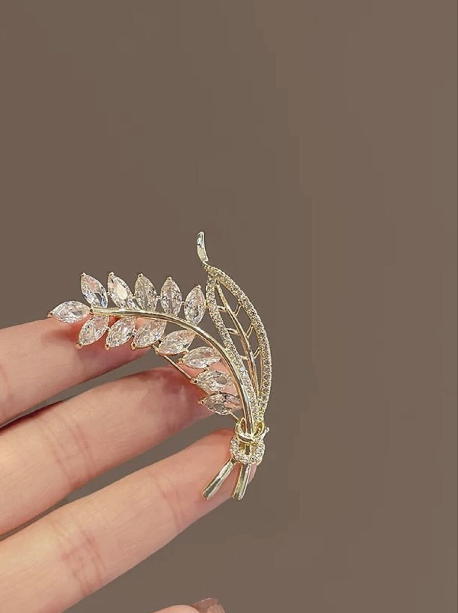 スワロフスキージルコンブローチ葉の形状 ゴールドコサージュ入学式卒業式結婚式用 キラキラ ブローチお誕生日記念日クリスマス贈り物拍卖