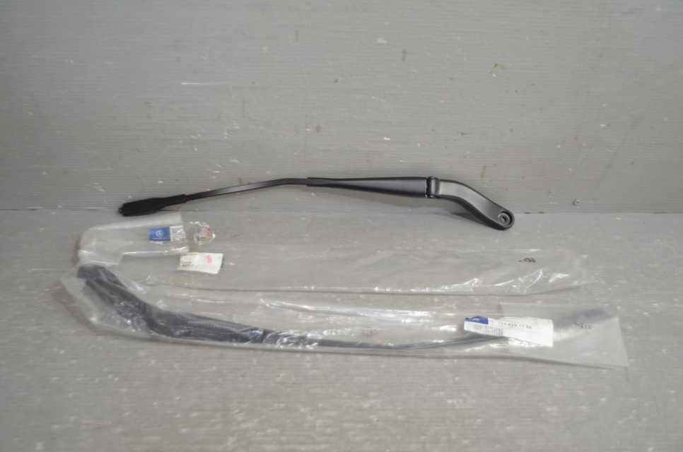 ベンツ A200 アバンギャルド 右ハンドル 前期(169034) 純正 破損無 フロント ワイパーアーム 左右 セット 右 左 A169 820 11 44/ k093007拍卖