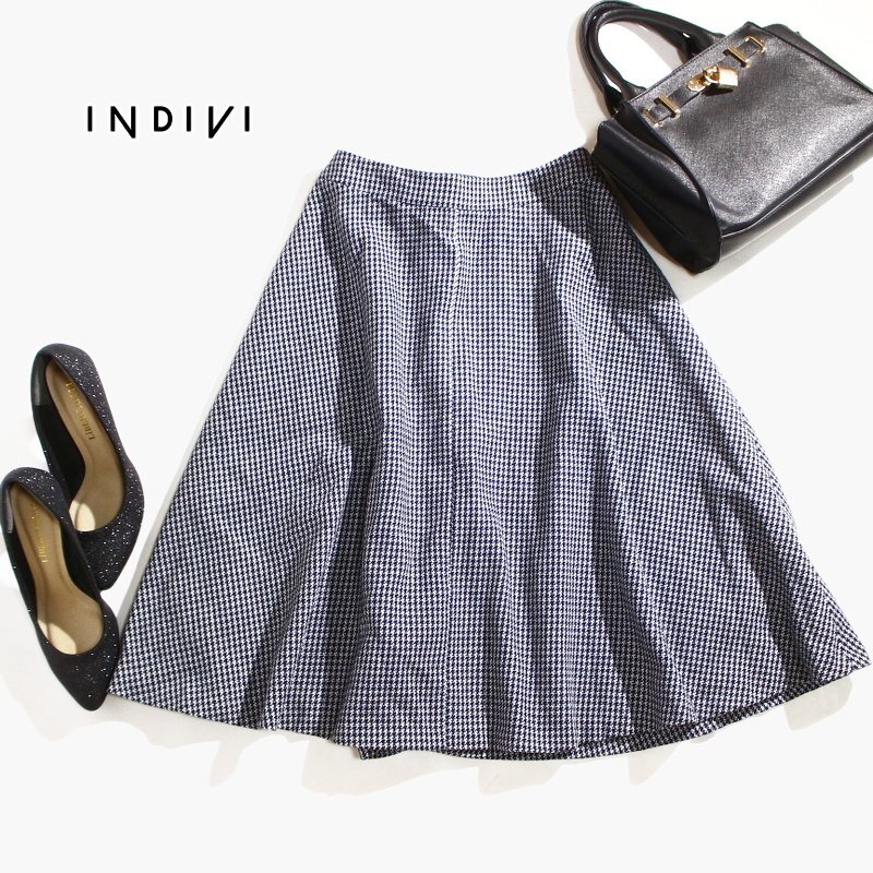 美品 インディヴィ INDIVI 株) ワールド 秋 冬 暖か 毛 ウール 千鳥柄 ミディ ミモレ丈 ミセス フレアスカート ウールスカート 9号 38 紺拍卖