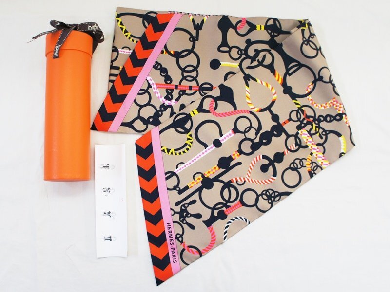 中古 美品【HERMES エルメス】マキシツイリー MORS ET TRESSET モール・エ・トレス スカーフ 馬具柄 シルク100% 箱付 MAXI-TWILLY CUT拍卖