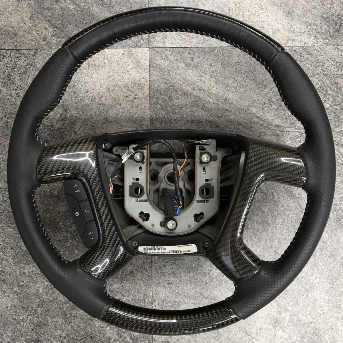 税込 訳あり 展示品 GM 純正 ステアリング ハンドル カーボン加工 ガングリップ 08y- エクスプレス サバナ 即決 即納 在庫品 現品限り拍卖