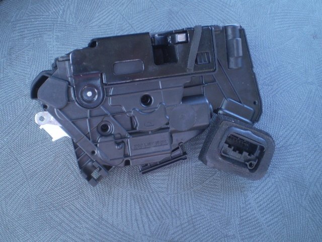 VW ポロ DBA-6RCZE フロントドア ロックアクチュエイター 左側 本州送料無料!拍卖