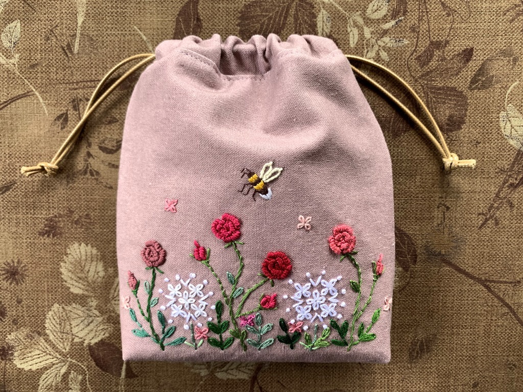 ハンドメイド 手刺繍 「蜜蜂とローズガーデンの巾着ポーチ」 コスメ用品 アクセサリー モーブピンク色 2拍卖